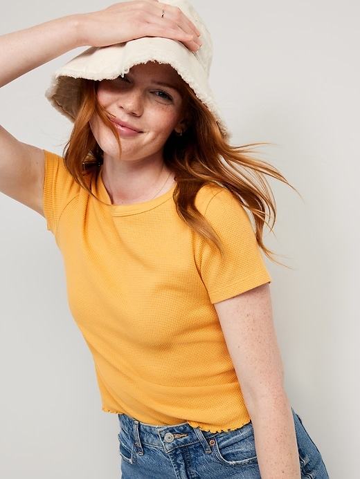 L'image numéro 3 présente T-shirt court en tricot isotherme à bord ondulé pour Femme
