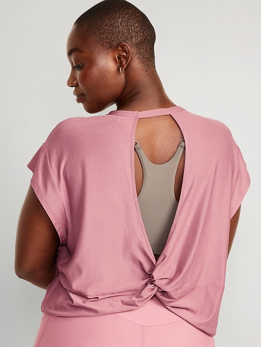 L'image numéro 6 présente T-shirt Doux nuage 94 court, doux et ample avec découpe au dos pour Femme