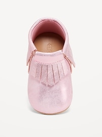 L'image numéro 2 présente Chaussons style mocassins en similicuir brillant pour Bébé
