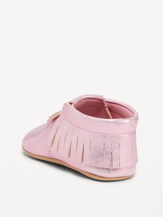 L'image numéro 3 présente Chaussons style mocassins en similicuir brillant pour Bébé