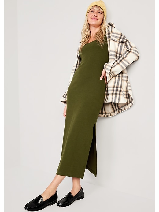 L'image numéro 3 présente Robe mi-longue ajustée en tricot côtelé à encolure carrée pour Femme