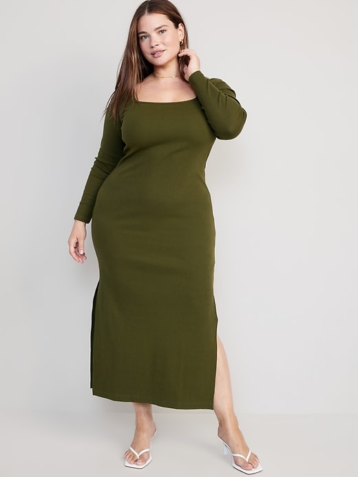 L'image numéro 7 présente Robe mi-longue ajustée en tricot côtelé à encolure carrée pour Femme