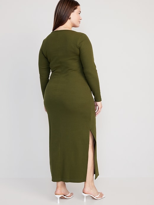 L'image numéro 8 présente Robe mi-longue ajustée en tricot côtelé à encolure carrée pour Femme