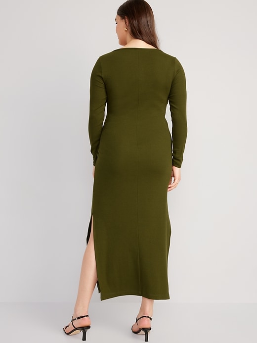L'image numéro 6 présente Robe mi-longue ajustée en tricot côtelé à encolure carrée pour Femme