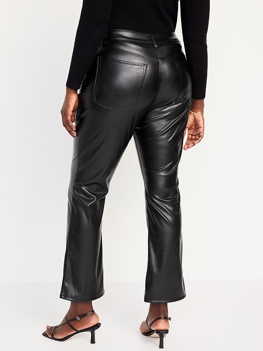 L'image numéro 6 présente Pantalon semi-évasé à taille haute en similicuir longueur cheville pour Femme