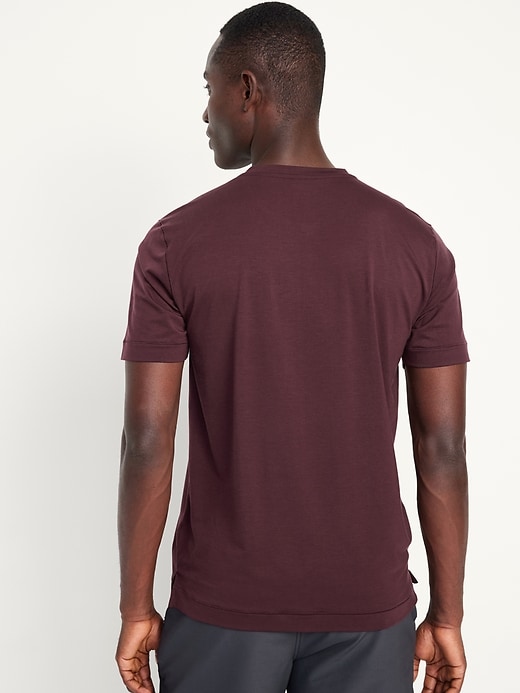 L'image numéro 2 présente T-shirt Henley Beyond ON à extensibilité quadridirectionnelle pour Homme