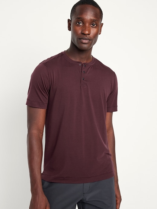 L'image numéro 1 présente T-shirt Henley Beyond ON à extensibilité quadridirectionnelle pour Homme