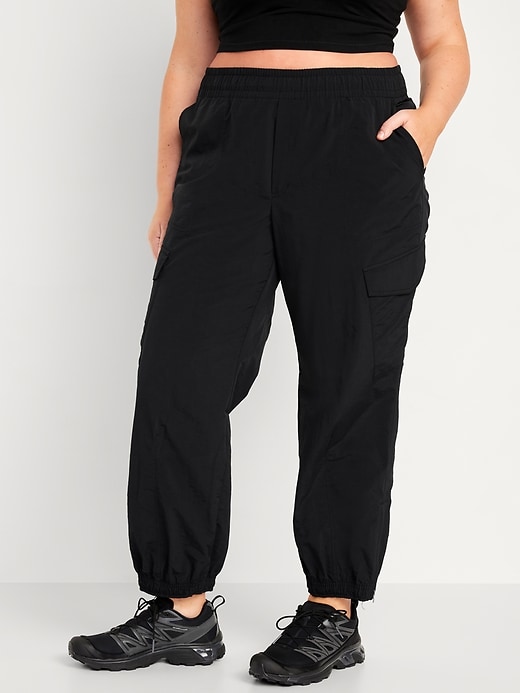 L'image numéro 7 présente Pantalon de jogging cargo à taille haute et à glissière aux chevilles pour Femme