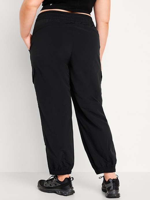 L'image numéro 8 présente Pantalon de jogging cargo à taille haute et à glissière aux chevilles pour Femme