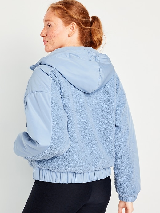 L'image numéro 2 présente Veste hybride à capuchon en Sherpa pour Femme