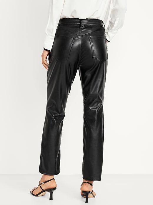 L'image numéro 2 présente Pantalon semi-évasé à taille haute en similicuir longueur cheville pour Femme