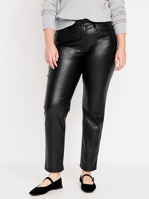L'image numéro 5 présente Pantalon OG droit à taille haute en similicuir longueur cheville pour Femme