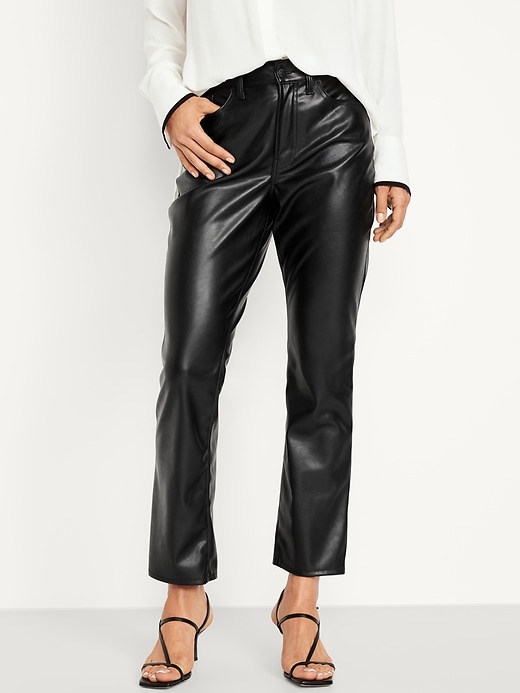 L'image numéro 1 présente Pantalon semi-évasé à taille haute en similicuir longueur cheville pour Femme