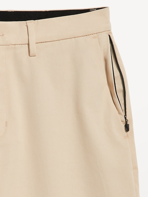 L'image numéro 4 présente Short chino étroit Première nécessité à Extensibilité intégrée pour Homme, entrejambe de 23 cm