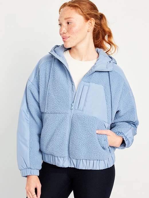 L'image numéro 1 présente Veste hybride à capuchon en Sherpa pour Femme