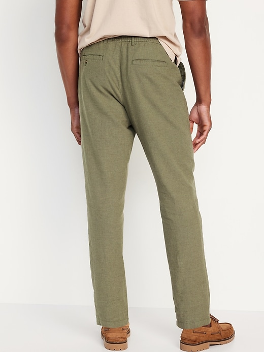 L'image numéro 2 présente Pantalon ample effilé longueur cheville en mélange de lin pour Homme