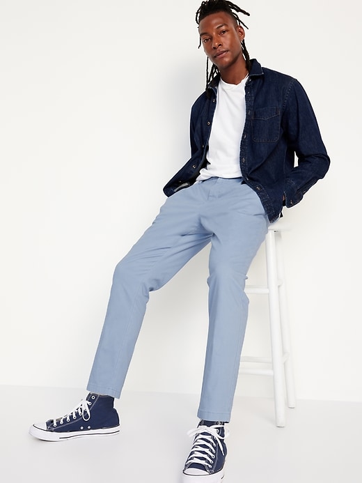 L'image numéro 7 présente Chino ample effilé à Extensibilité intégrée et à plis longueur cheville pour Homme