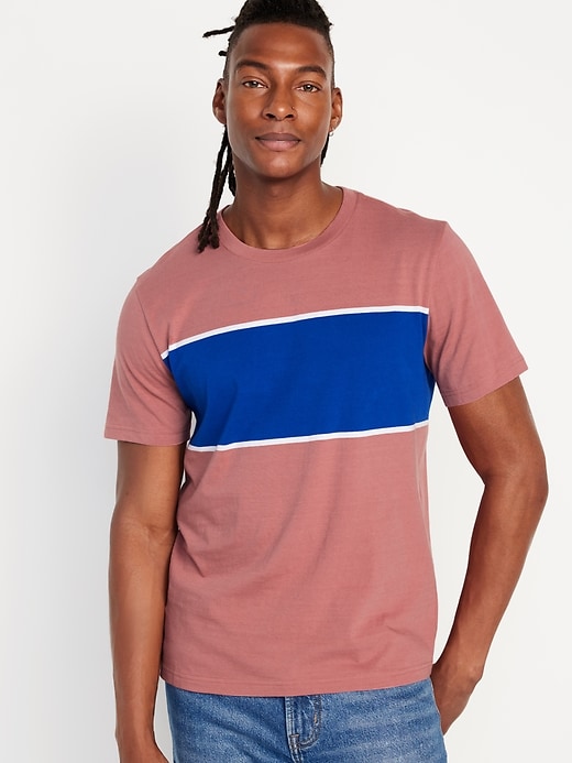 L'image numéro 1 présente T-shirt ras du cou à rayures pour Homme