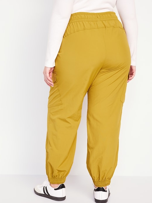 L'image numéro 8 présente Pantalon de jogging cargo à taille haute et à glissière aux chevilles pour Femme