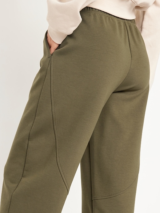 L'image numéro 4 présente Pantalon cargo coupe baril à taille haute en molleton dynamique pour Fille