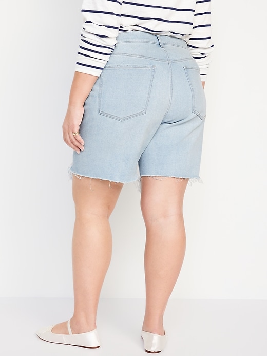 L'image numéro 8 présente Short OG en denim à taille haute et à braguette boutonnée pour Femme, entrejambe de 18 cm