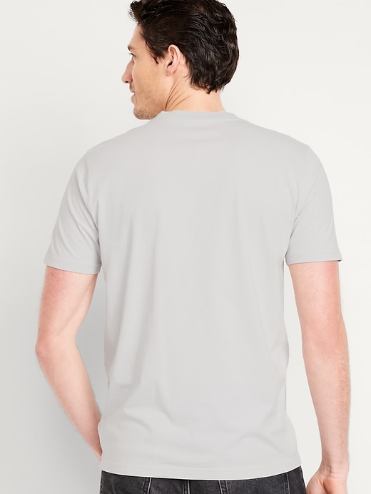 L'image numéro 8 présente T-shirt ultra-doux à encolure en V pour Homme