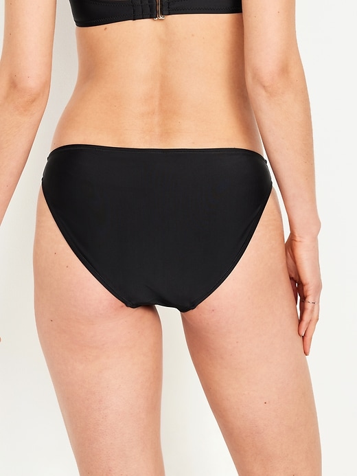 L'image numéro 2 présente Culotte de bikini classique à taille basse pour Femme