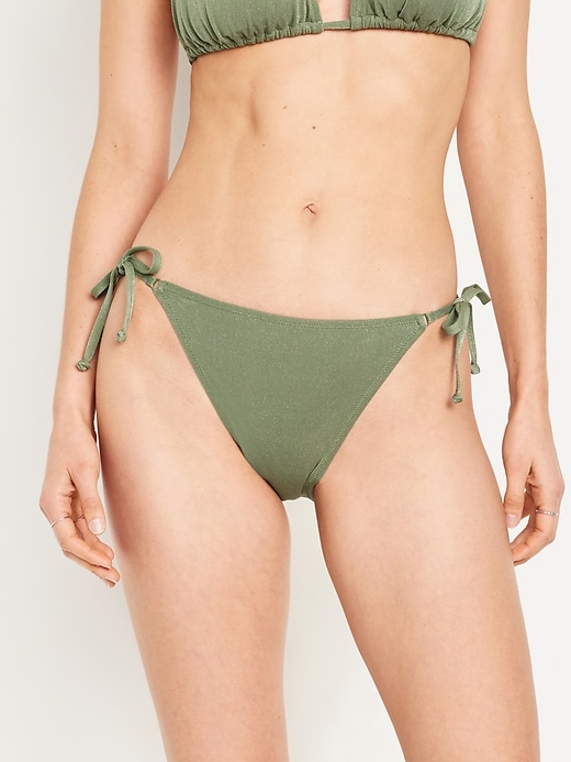 L'image numéro 1 présente Culotte de bikini string brillante à taille mi-basse nouée sur le côté pour Femme