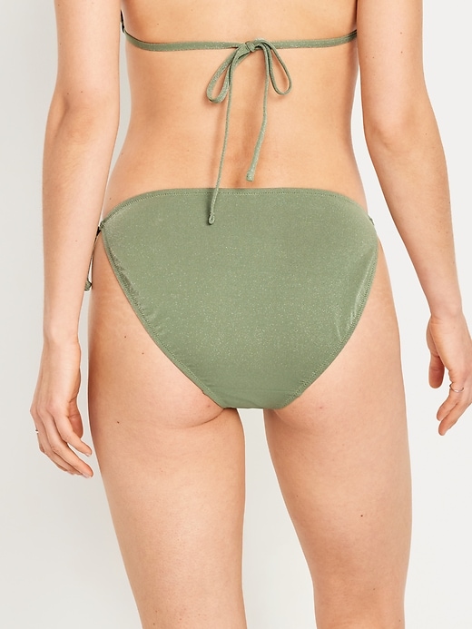 L'image numéro 2 présente Culotte de bikini string brillante à taille mi-basse nouée sur le côté pour Femme