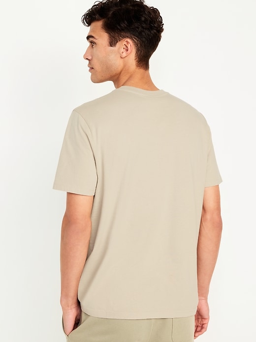 L'image numéro 5 présente T-shirt ultra-doux à encolure en V pour Homme