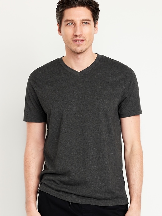 L'image numéro 1 présente T-shirt ultra-doux à encolure en V pour Homme