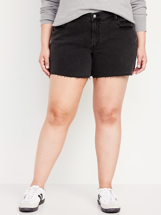 L'image numéro 7 présente Short Boyfriend en denim à taille mi-basse à ourlet effiloché pour Femme, entrejambe de 12,5 cm