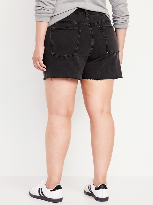 L'image numéro 8 présente Short Boyfriend en denim à taille mi-basse à ourlet effiloché pour Femme, entrejambe de 12,5 cm