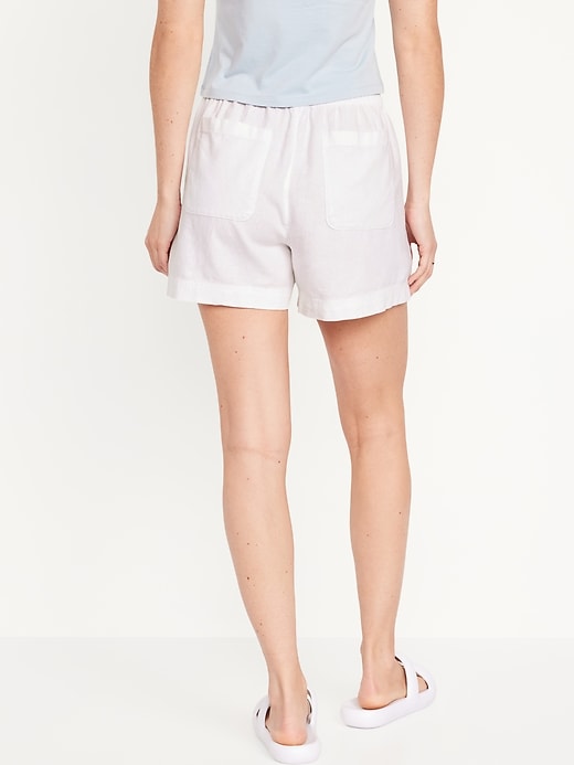 L'image numéro 2 présente Short à taille haute en mélange de lin pour Femme, entrejambe 7,5 cm