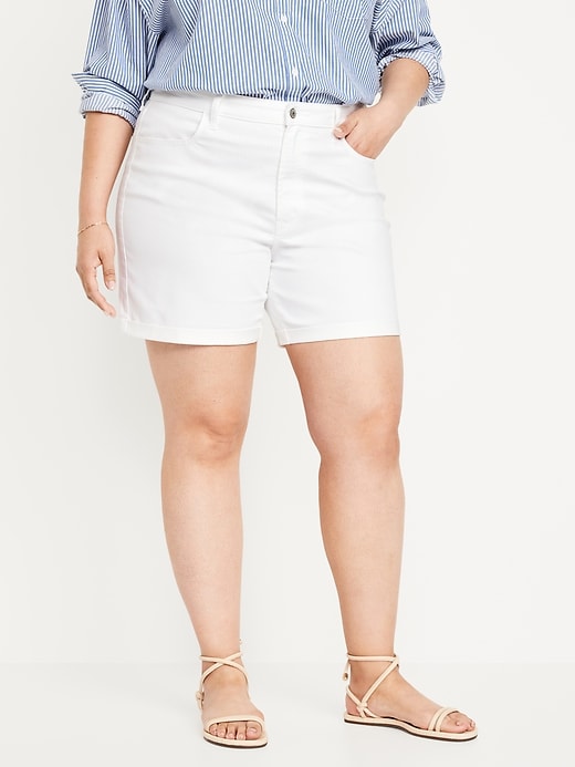 L'image numéro 7 présente Short OG en denim à taille haute et à revers, entrejambe de 12,5 cm