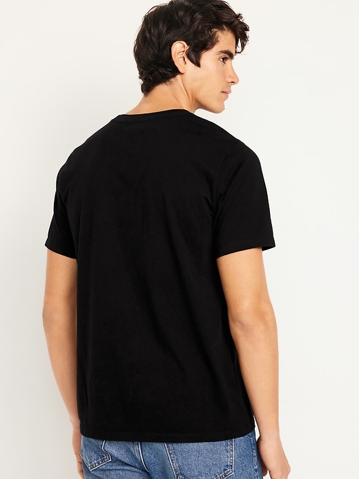 L'image numéro 2 présente T-shirt ras du cou à poche pour Homme