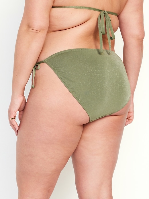 L'image numéro 8 présente Culotte de bikini string brillante à taille mi-basse nouée sur le côté pour Femme