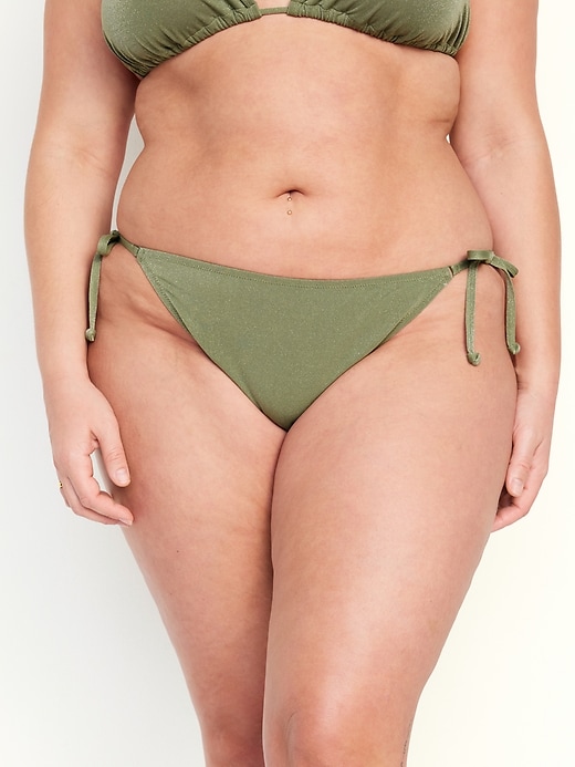 L'image numéro 7 présente Culotte de bikini string brillante à taille mi-basse nouée sur le côté pour Femme