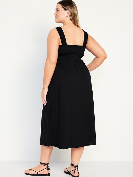 L'image numéro 8 présente Robe mi-longue ajustée et évasée à smocks pour Femme