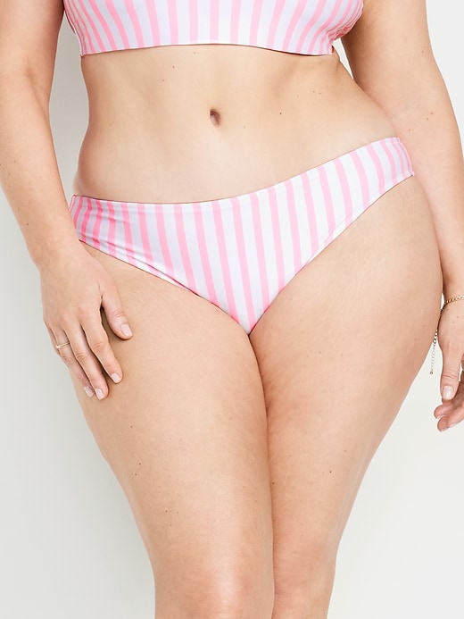 L'image numéro 7 présente Culotte de bikini classique à taille basse pour Femme