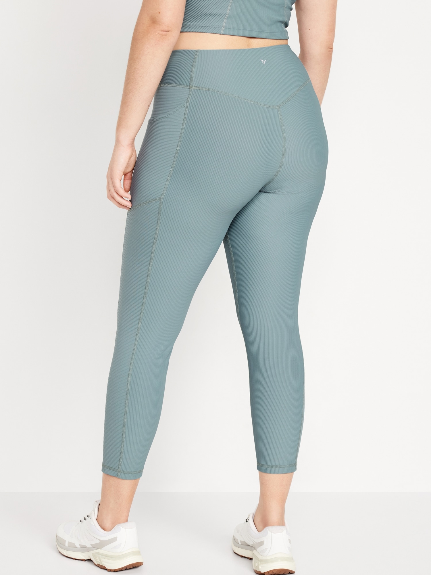 Absolutely love these 2 pocket, high waisted leggings. Slimming and co