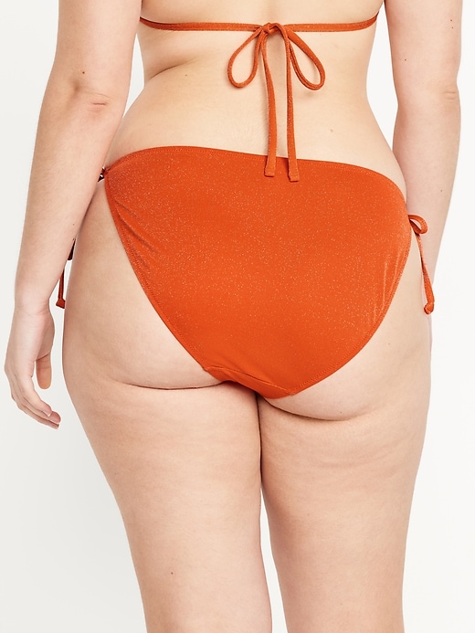 L'image numéro 6 présente Culotte de bikini string brillante à taille mi-basse nouée sur le côté pour Femme