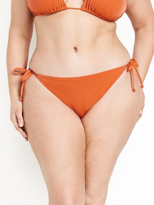 L'image numéro 7 présente Culotte de bikini string brillante à taille mi-basse nouée sur le côté pour Femme