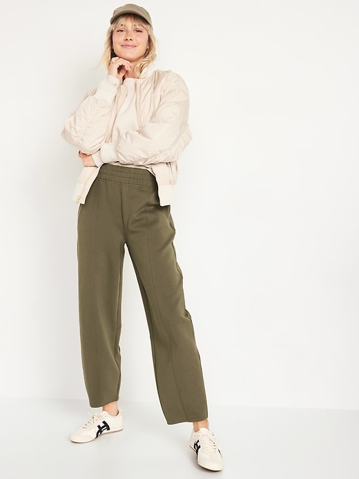 L'image numéro 3 présente Pantalon cargo coupe baril à taille haute en molleton dynamique pour Fille