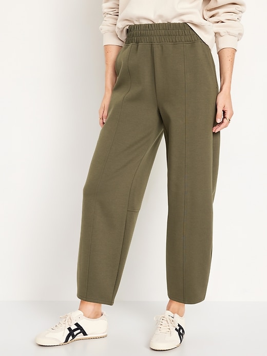 L'image numéro 1 présente Pantalon cargo coupe baril à taille haute en molleton dynamique pour Fille
