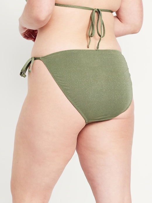 L'image numéro 6 présente Culotte de bikini string brillante à taille mi-basse nouée sur le côté pour Femme