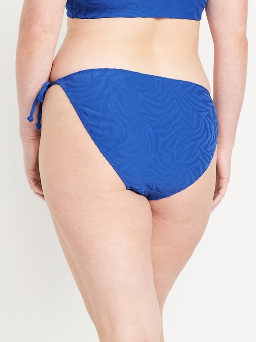 L'image numéro 5 présente String de bikini texturé à taille mi-basse