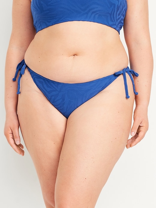 L'image numéro 6 présente String de bikini texturé à taille mi-basse