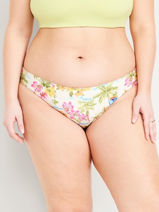 L'image numéro 7 présente Culotte de bikini classique à taille basse pour Femme