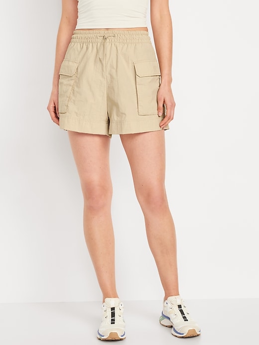 L'image numéro 1 présente Short cargo utilitaire à taille haute pour Femme, entrejambe de 12,5 cm